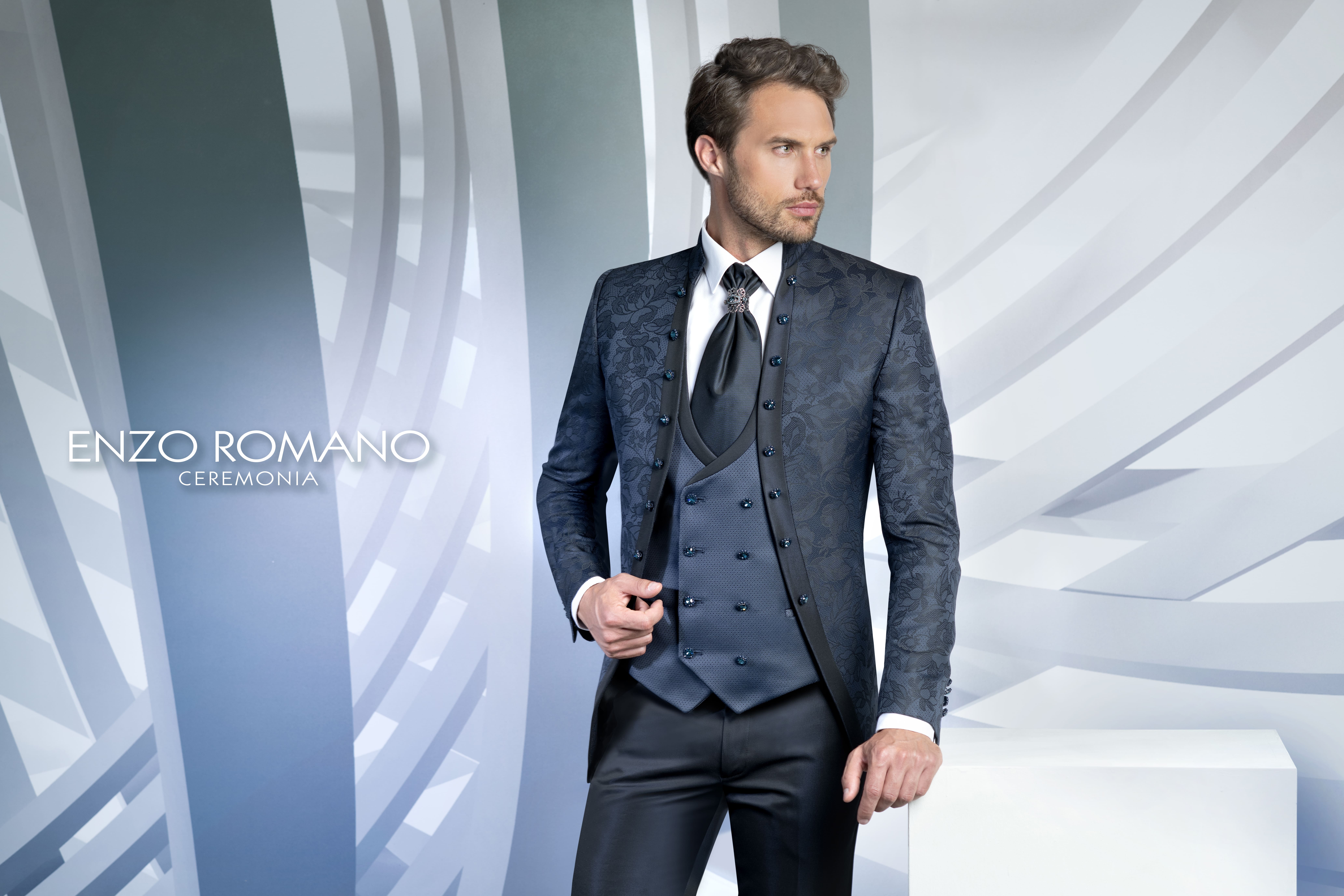 traje de novio de cuello mao de Enzo Romano en color azul con brocado y chaleco doble botonadura