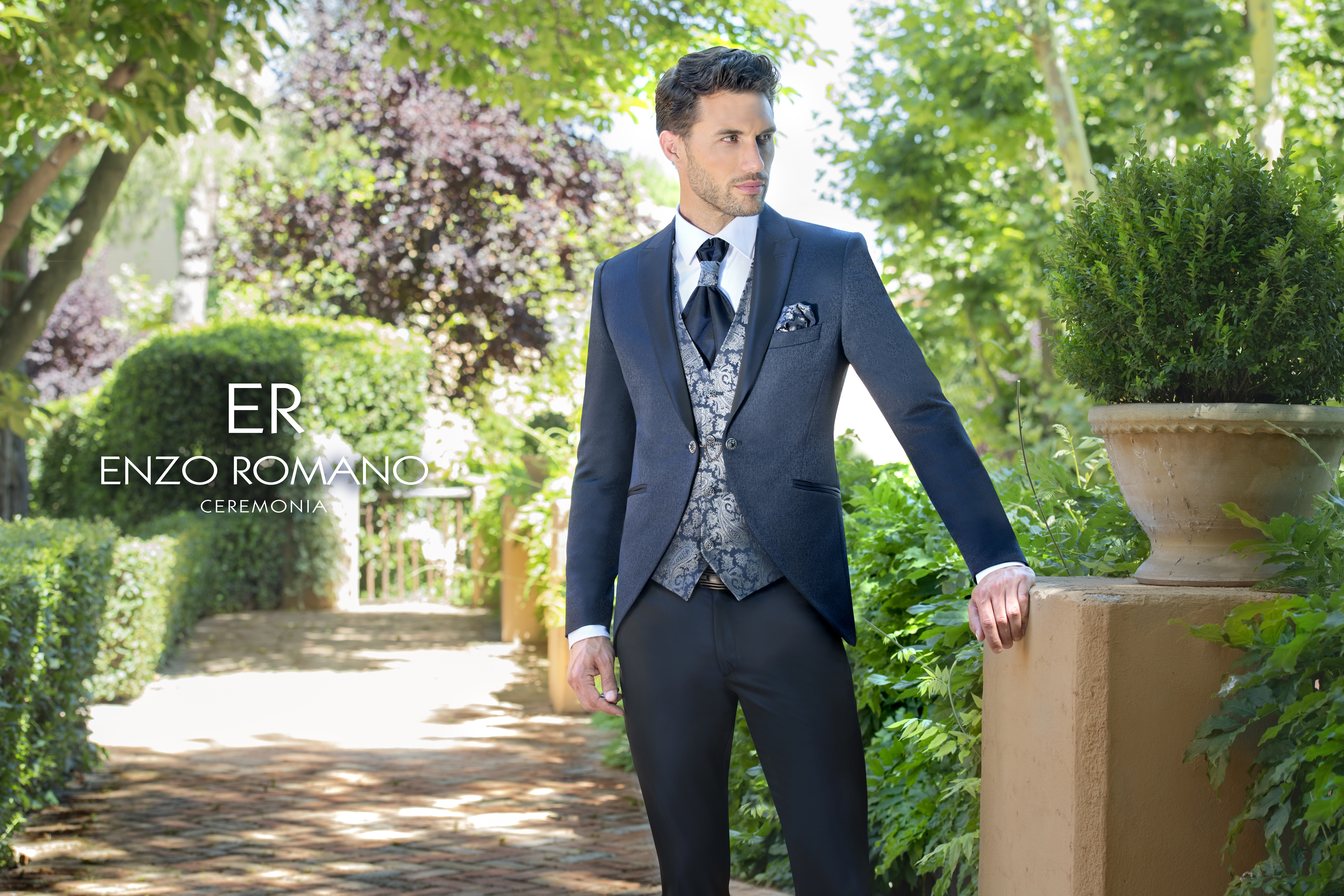 Traje de novio Enzo Romano en Azul con solapa, cierre de cadena, Con chaleco brocado y corbatón