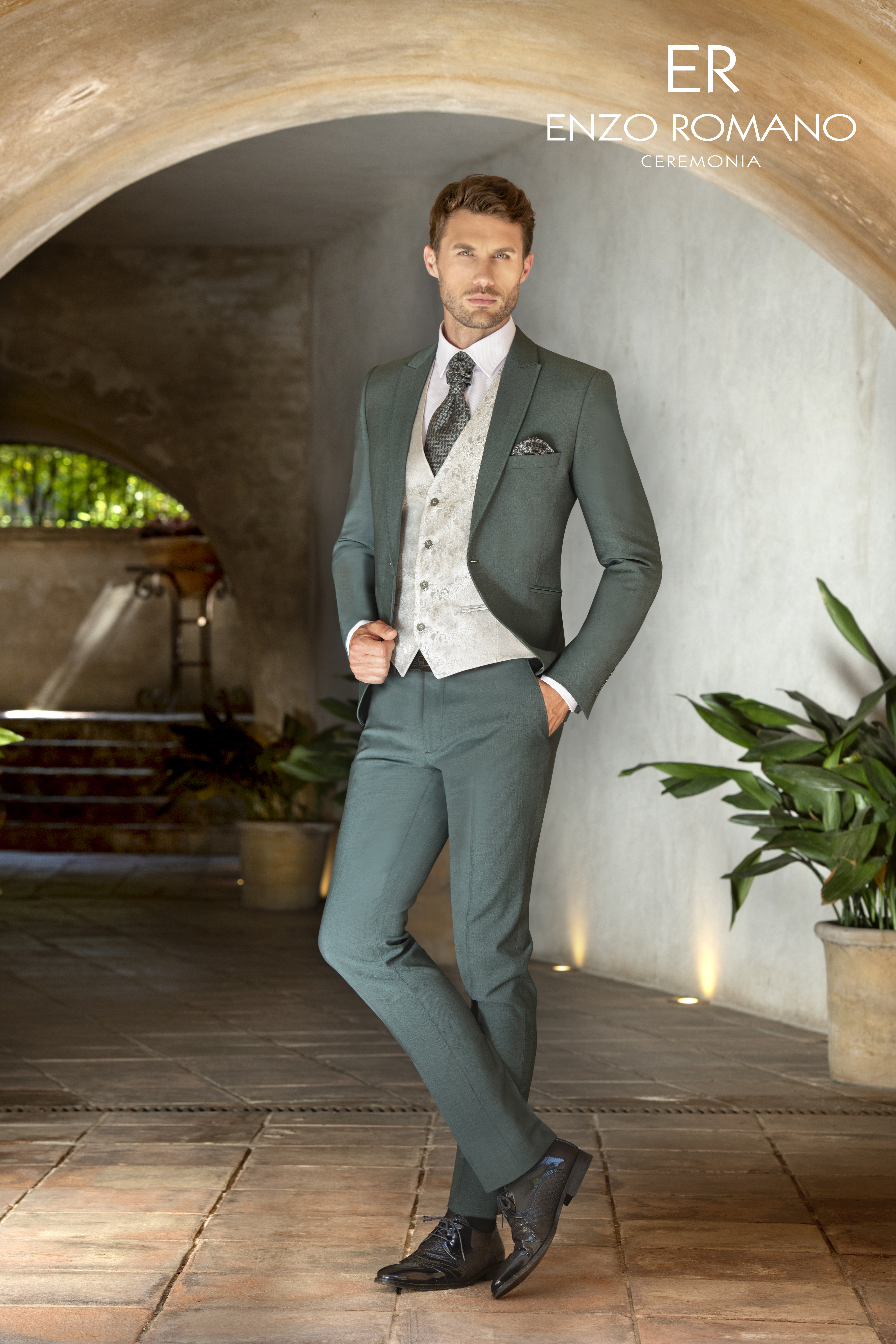 Traje clásico de novio de Enzo Romano Color Verde con chaleco claro