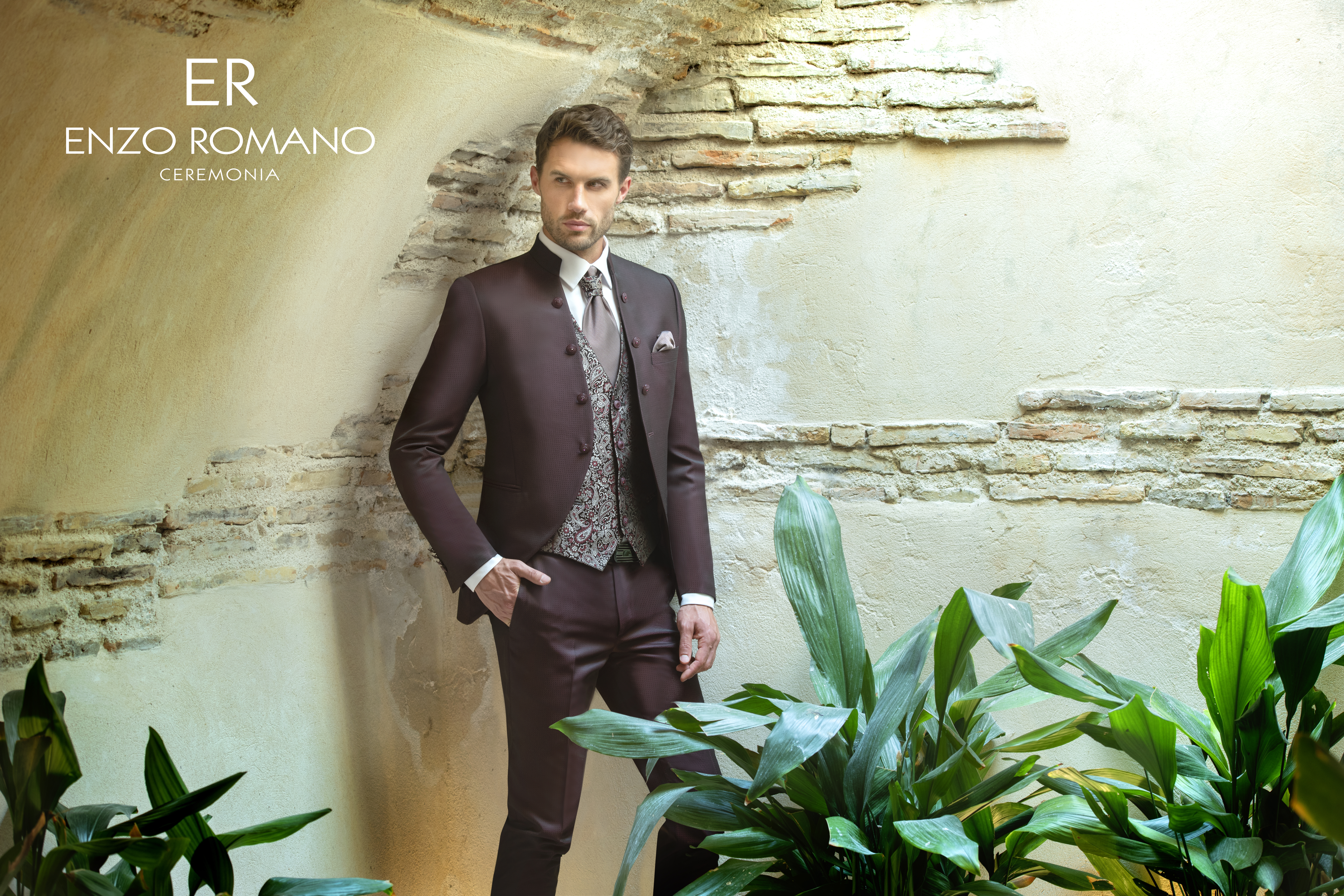 Traje de novio Enzo Romano en color Granate con botones y chaleco brocado a juego