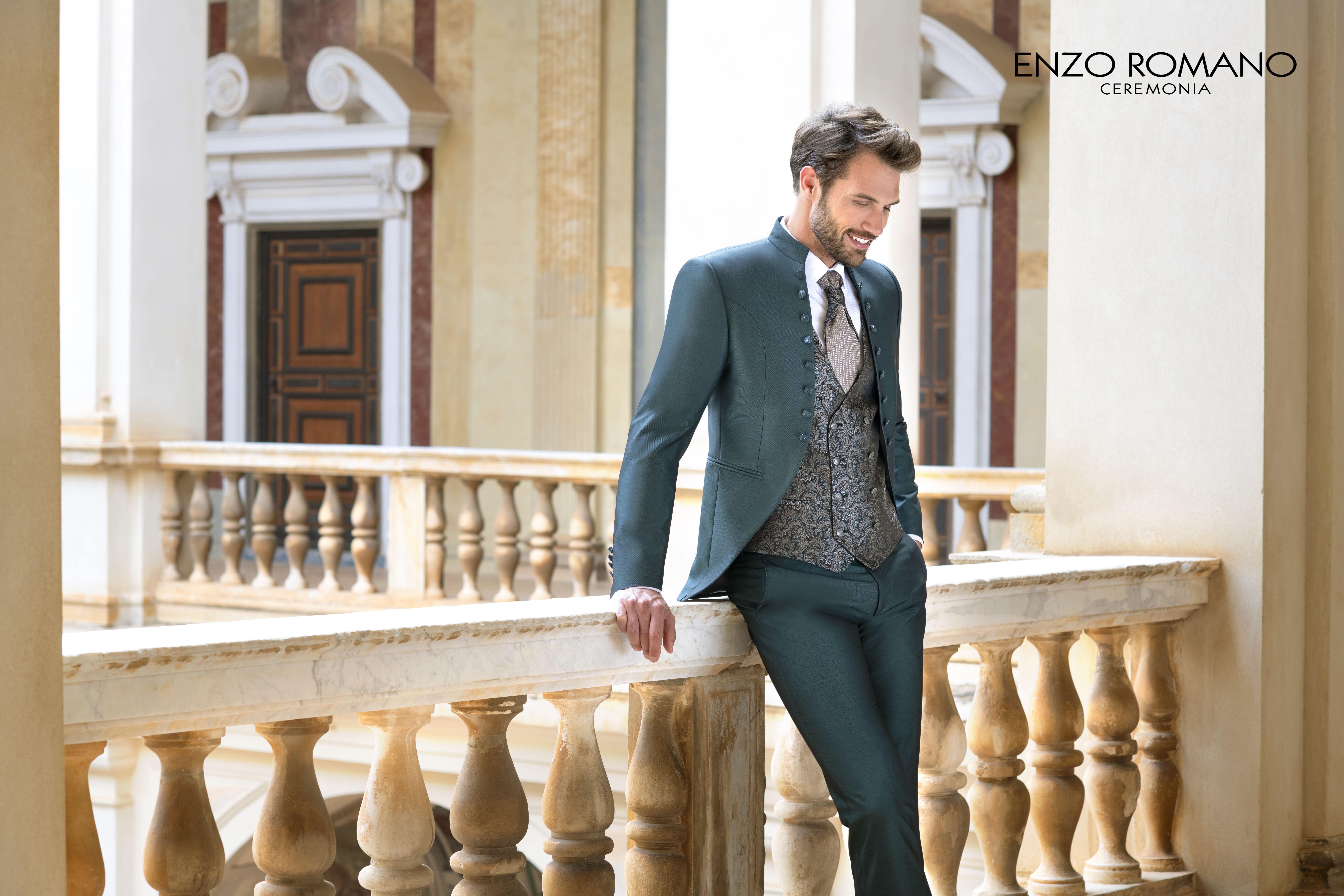 Traje de novio Enzo Romano de cuello mao con botones, chaleco brocado con doble botonadura