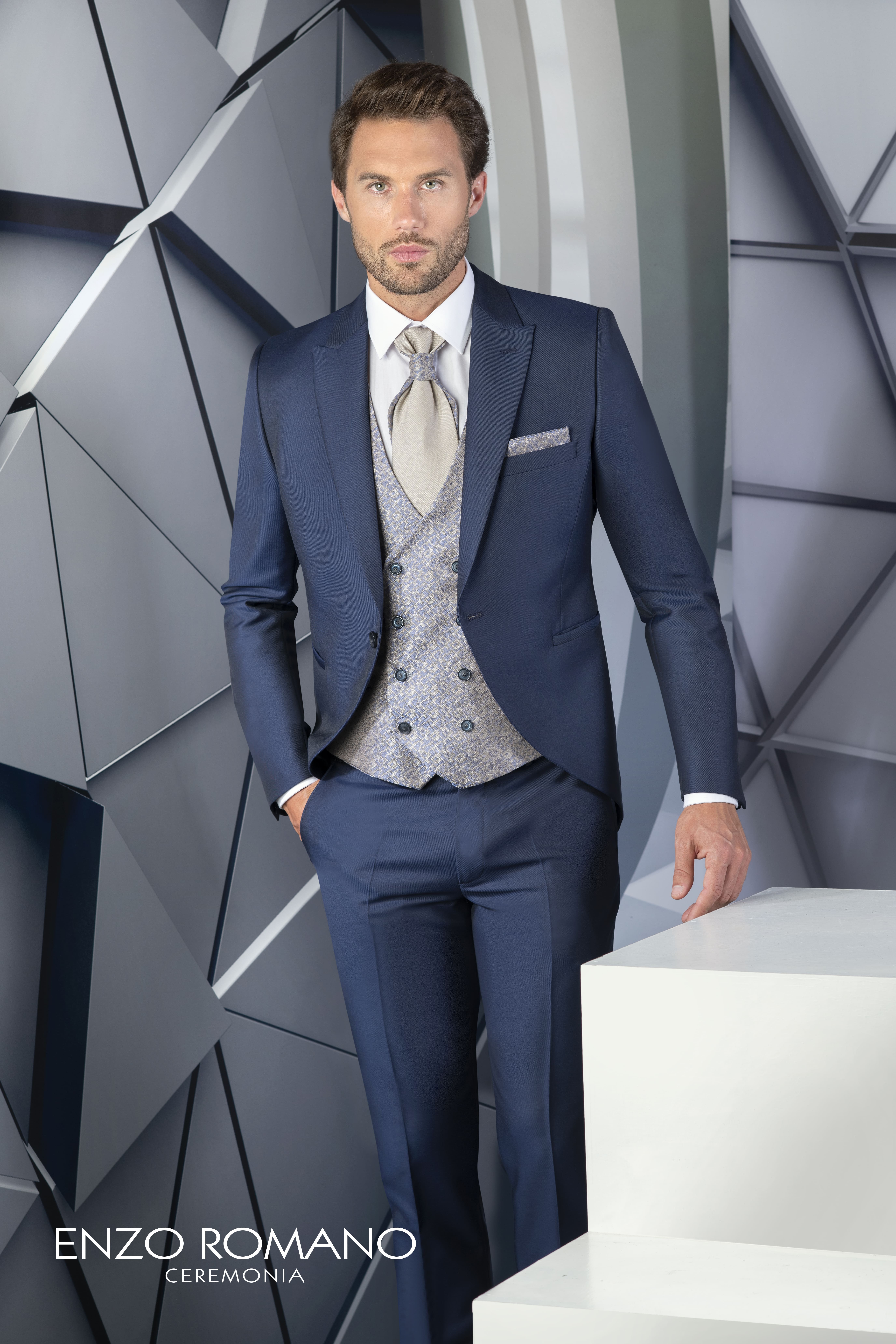 traje de novio Enzo Romano Slim Fit azul con chaleco en tonos crema