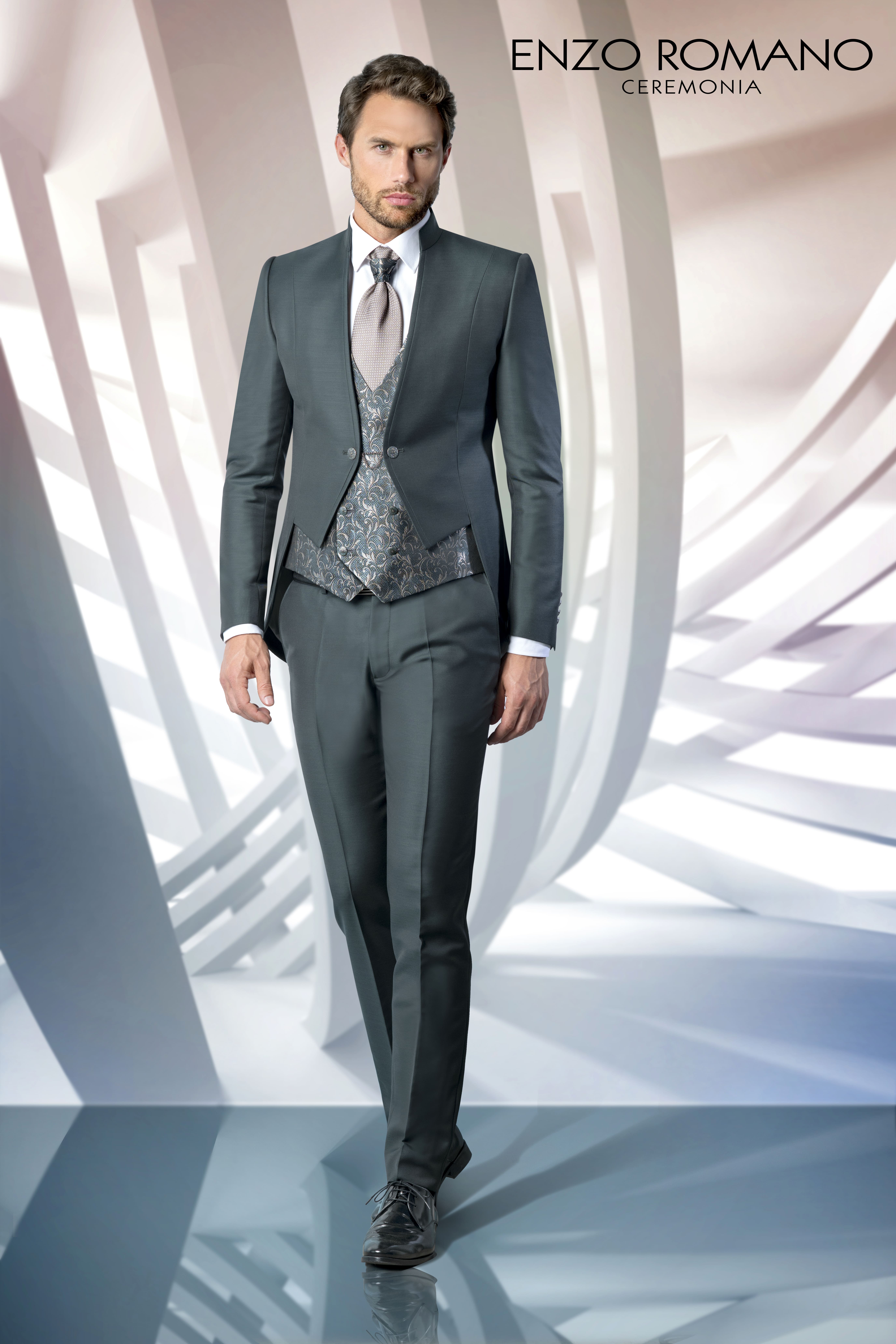 Traje de frac de novio Enzo Romano en color verde con chaleco brocado a juego