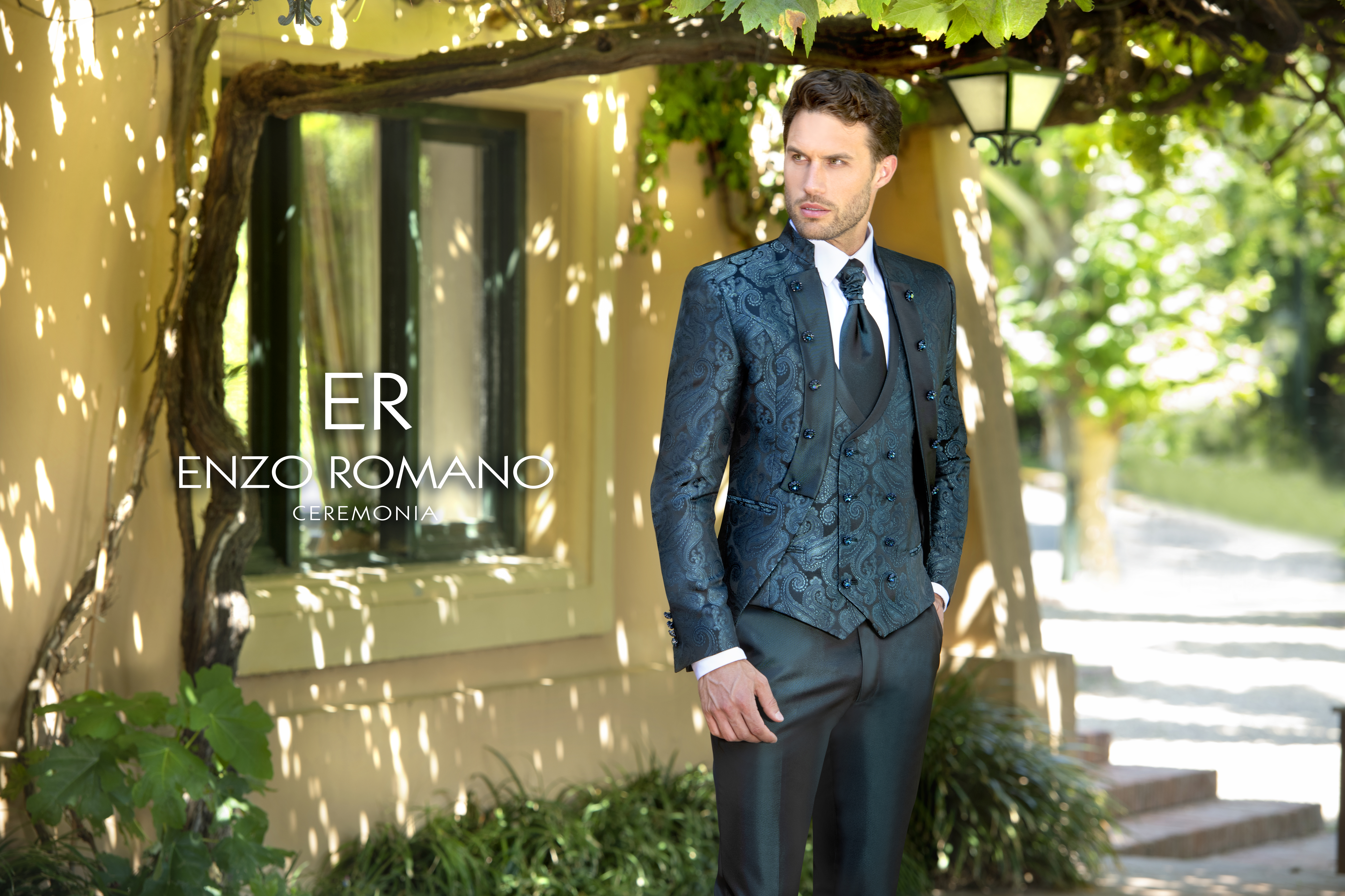 Traje de novio tipo slim fit cuello mao en azul con brocado, chaleco a juego con doble boton