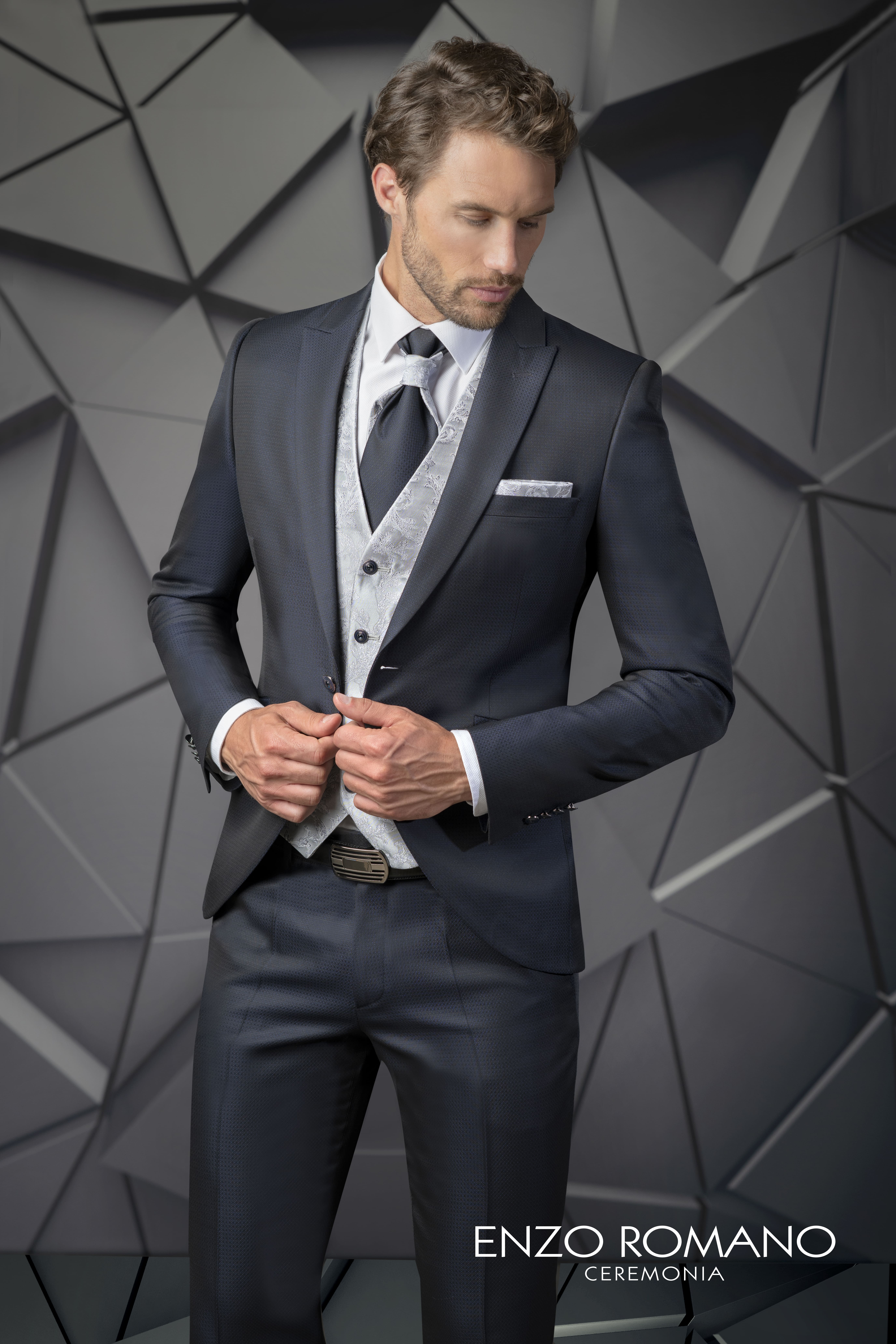 Traje de novio Enzo Romano slim fit azul en color azul noche con chaleco plateado brocado