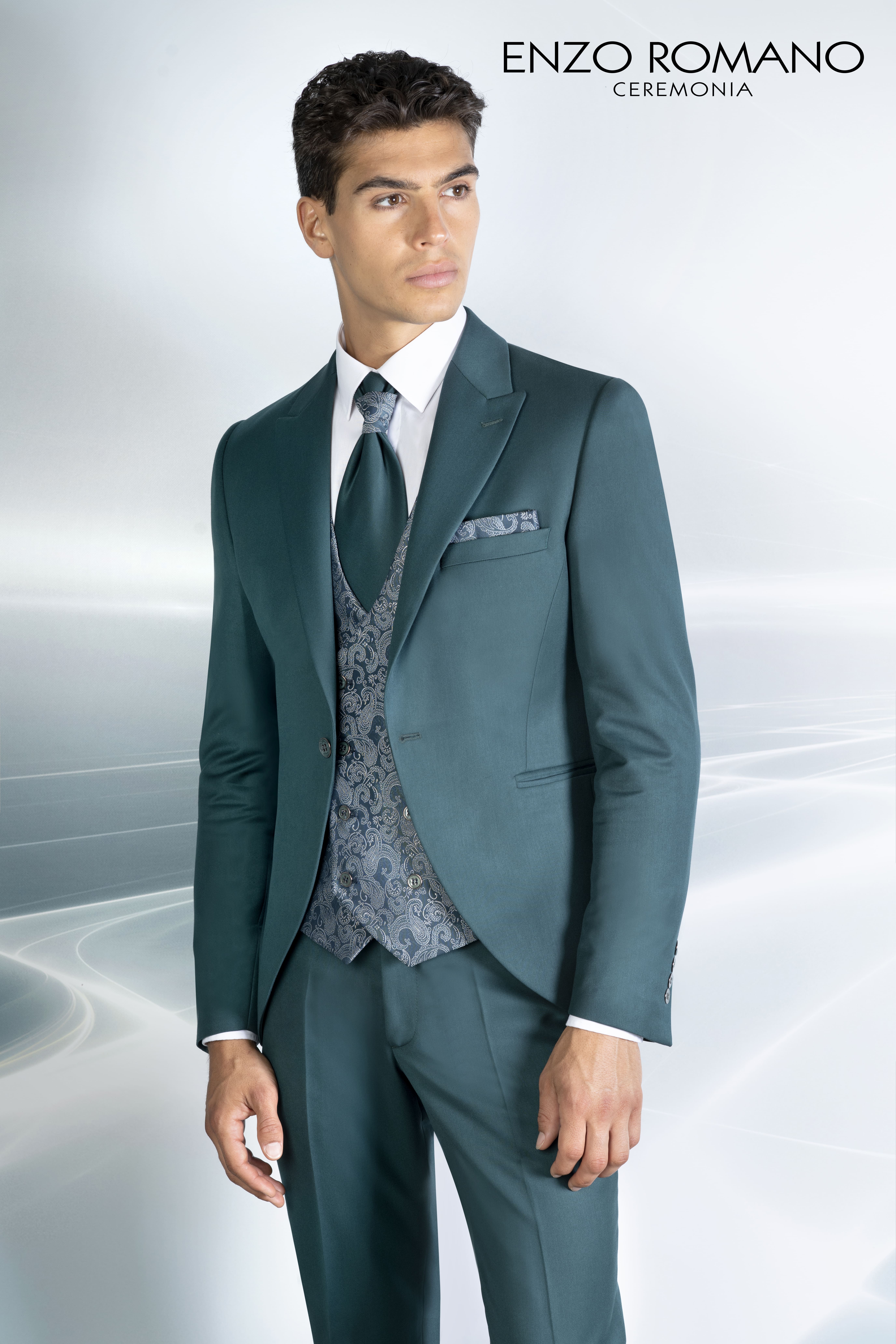 traje de novio slim fit verde de Enzo Romano de un botón con chaleco brocado